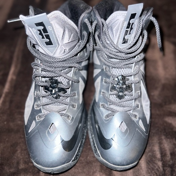 LeBron X size 11 - Picture 2 of 4